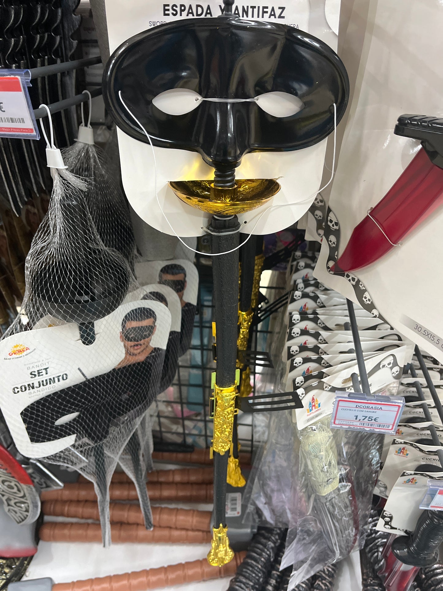 Espada y antifaz